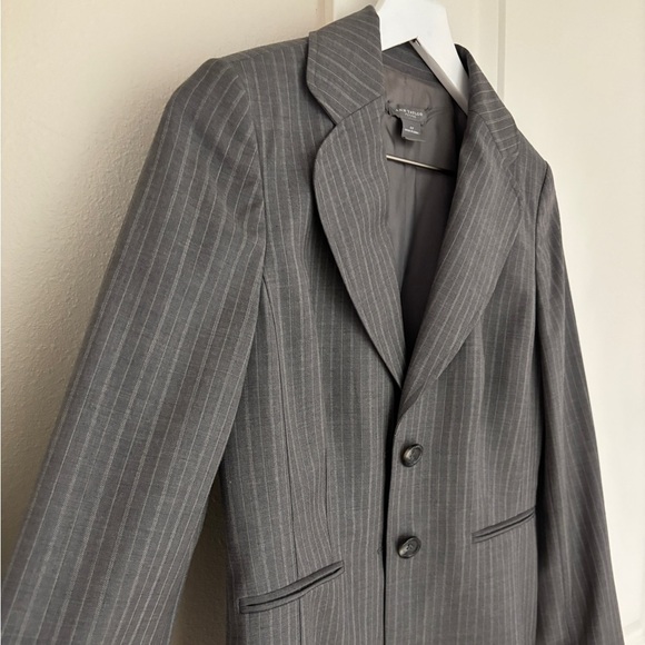 Ann Taylor 99% Wool Blazer, Lined Suit Jacket in Gray Pinstripe Size 4 Petite - Picture 2 of 10